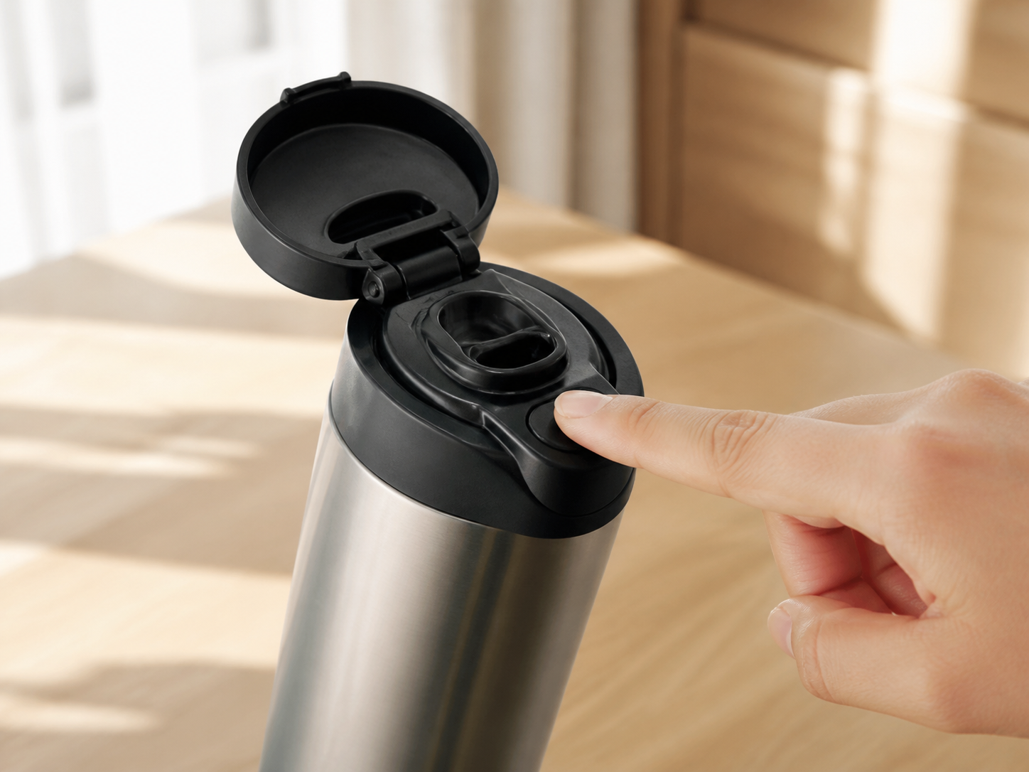 A scene introducing the fingerprint recognition lock feature on the lid of the Voar Smart Lock Tumbler, along with its 500ml capacity and key specifications.