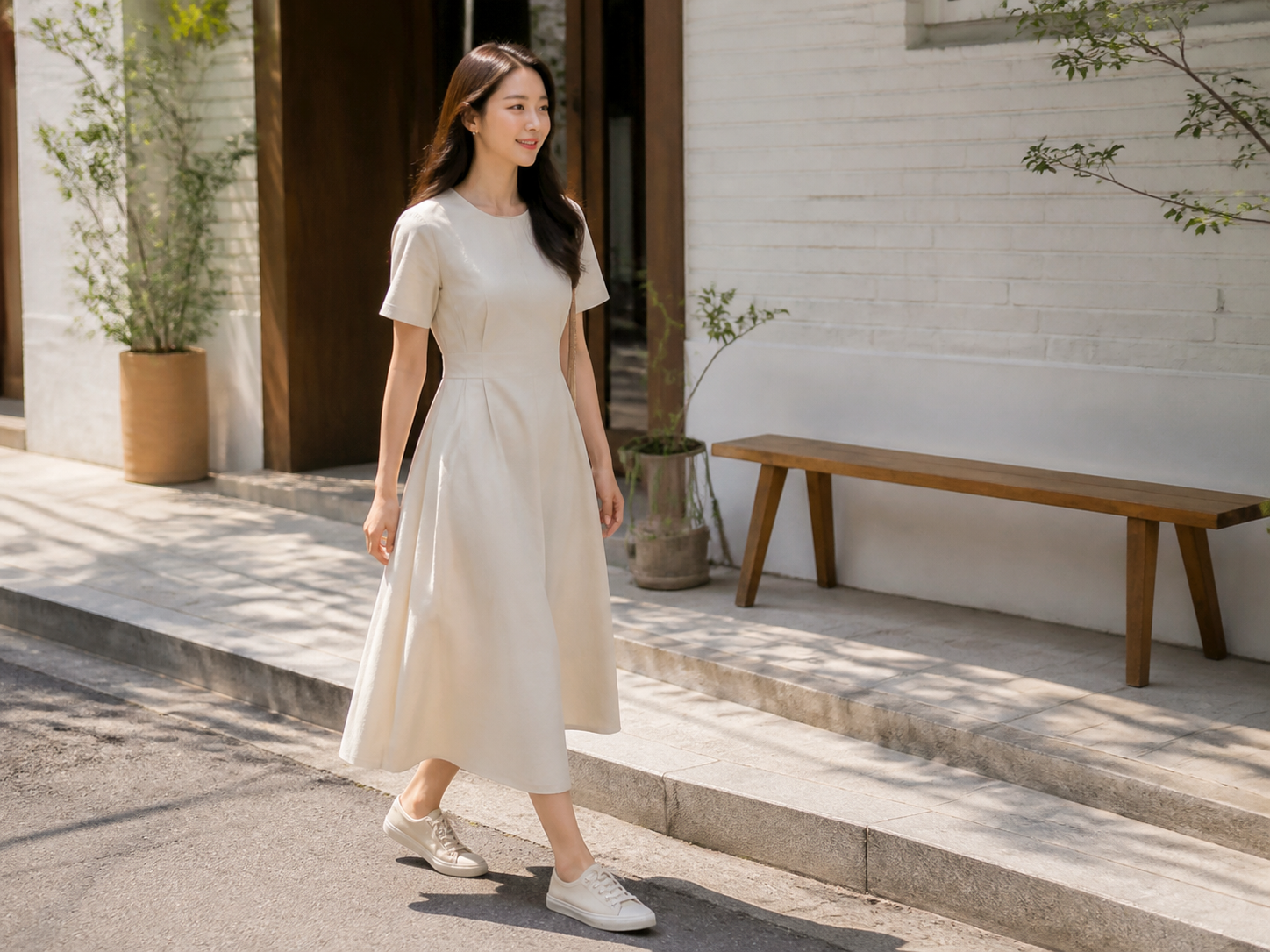 Saran penataan gaya untuk sepatu kets sehari-hari, dilengkapi dengan sepatu kets model tinggi yang senada dengan ujung gaun panjang.