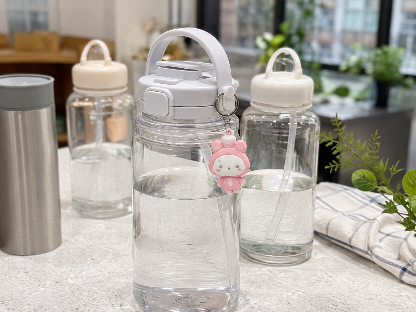 通过在把手上系上 Sanrio 钥匙环来区分水瓶和保温杯，但使用和清洁起来似乎很麻烦。