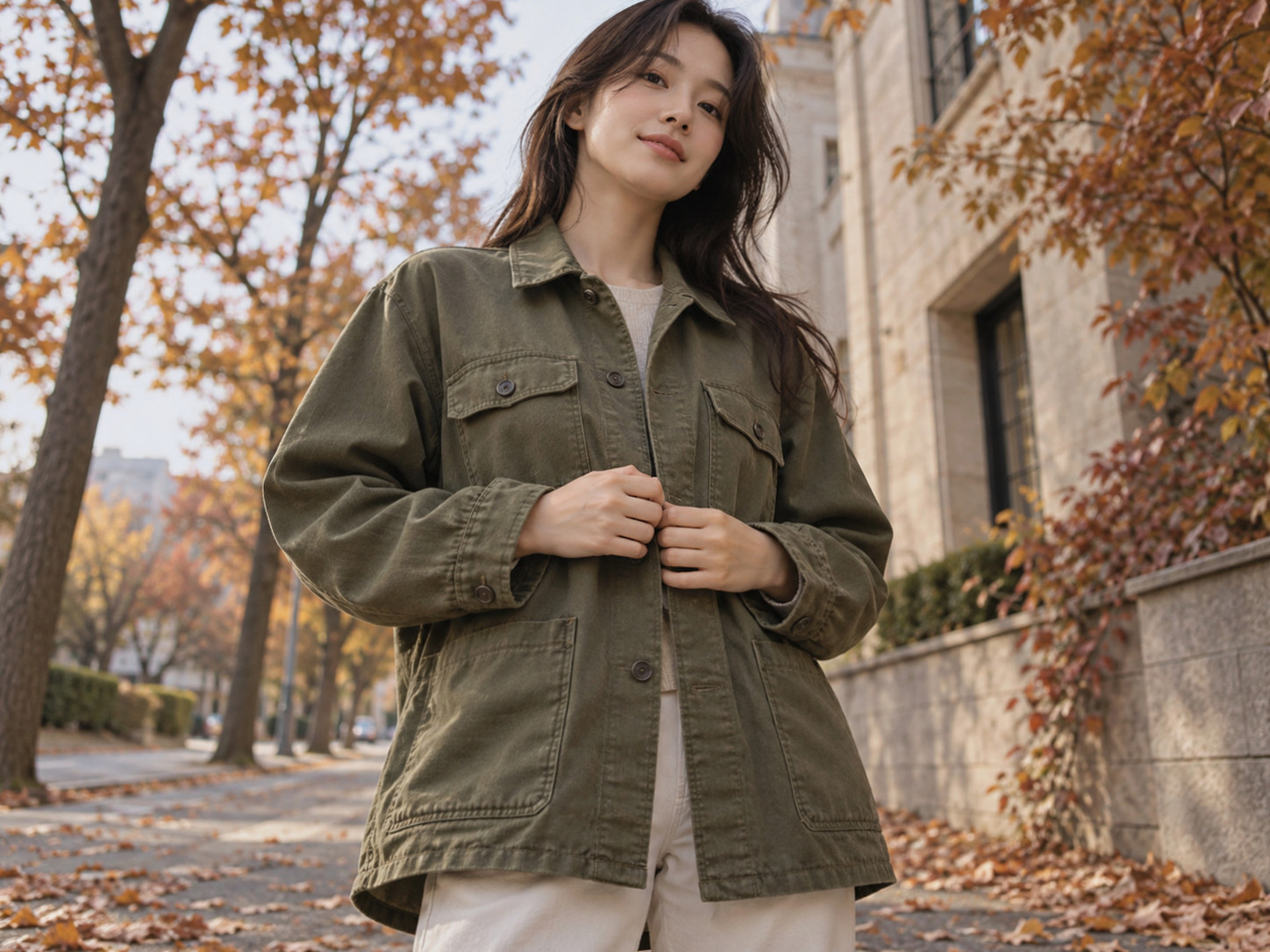 Jaket overall Uniqlo ditampilkan berdasarkan warna: Krem, Hijau Zaitun, Biru Denim, dan Hitam Denim.