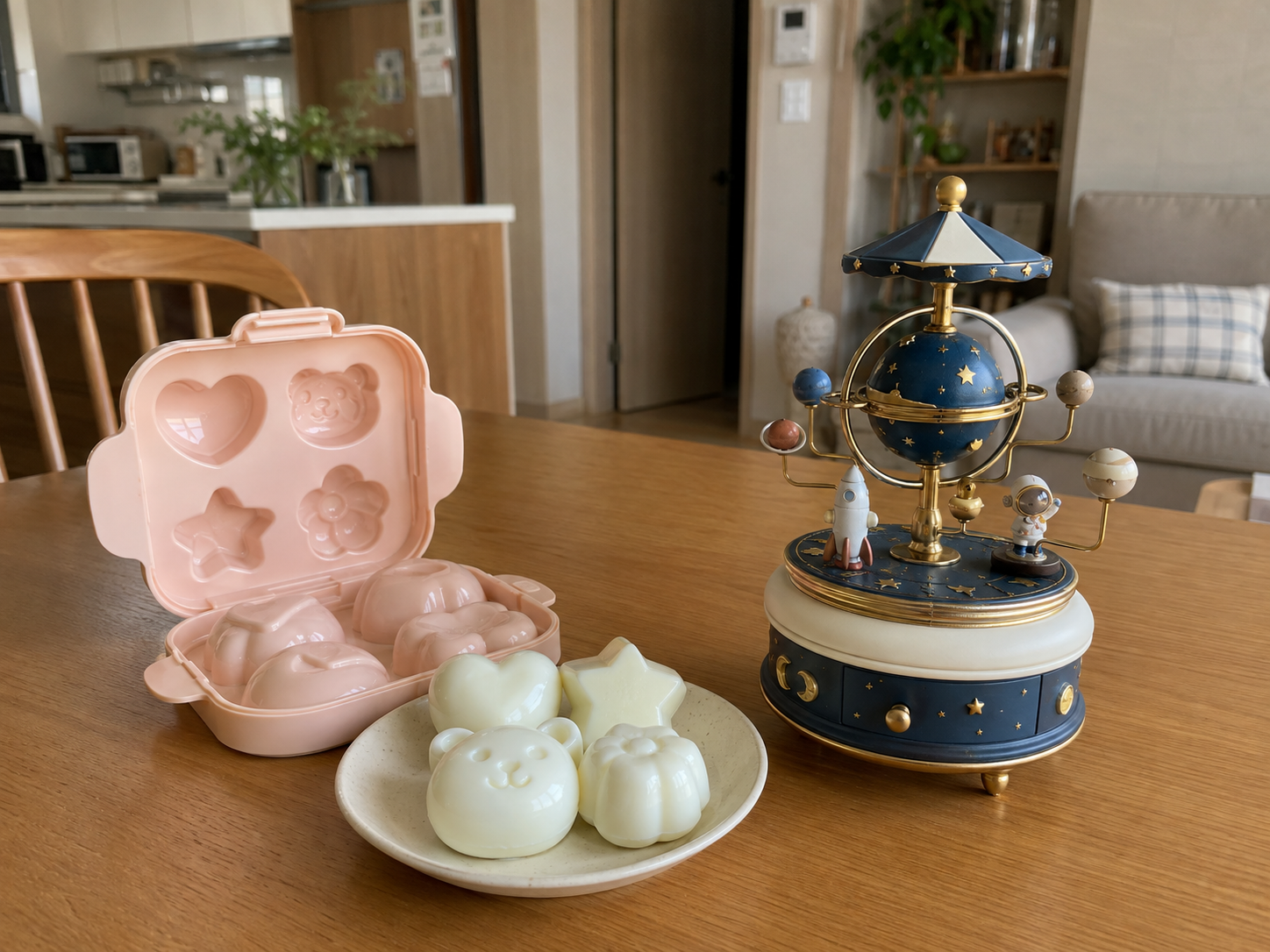 ,对比售价 1000 韩元的煮鸡蛋模具和售价 5000 韩元的高级盒装音乐盒的使用体验和氛围。